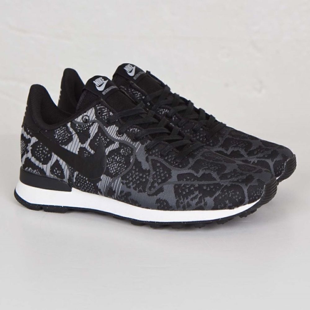 Nike Black and Gray Women's Sneakers